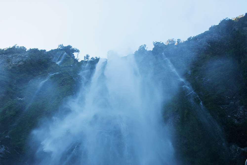 Wasserfall von unten - Tolle Fotos von Neuseelands vielfältiger Landschaft und Flora und Fauna vom Fotografen und Grafikdesigner Markus Wülbern
